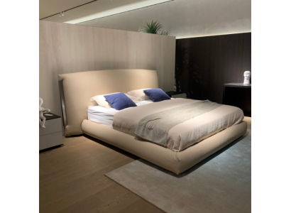 Cama doble moderna beige, cama de diseñador, muebles de dormitorio, estructura de madera.