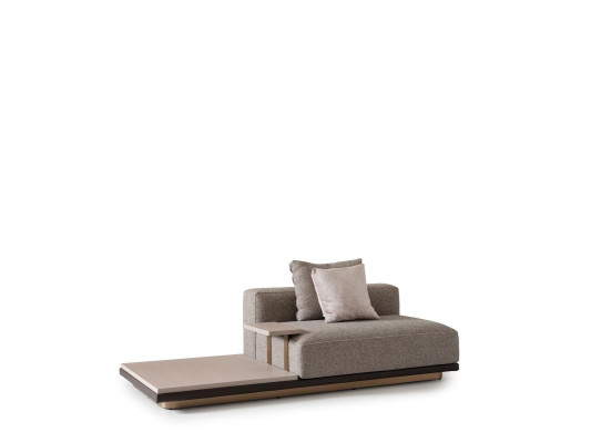 Juego de sala con sofá de cuatro plazas y mesas de café de cinco piezas en gris.