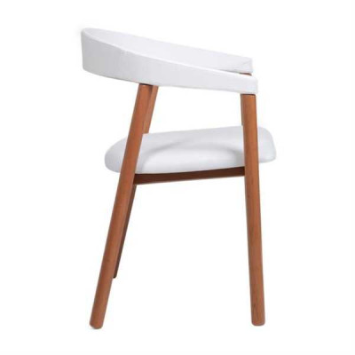 Silla de comedor de madera con reposabrazos color marrón claro y beige.