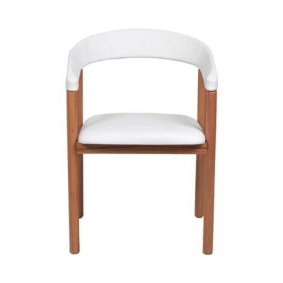 Silla de comedor de madera con reposabrazos color marrón claro y beige.