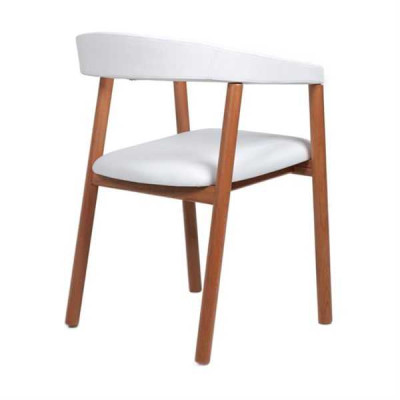 Silla de comedor de madera con reposabrazos color marrón claro y beige.