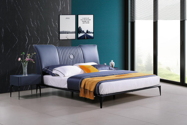 Cama acolchada de diseño de lujo para hoteles doble. Dormitorio matrimonial de cuero.