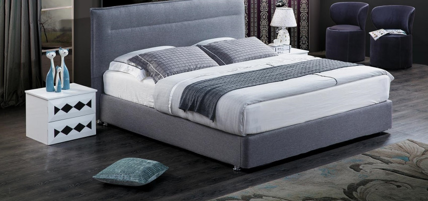Cama de lujo con somier tapizado de tela azul del hotel. Muebles de dormitorio de diseño doble.