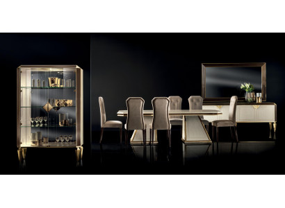 Juego de comedor de 10 piezas con vitrina, mesa, 6 sillas, aparador, espejo; muebles de madera.