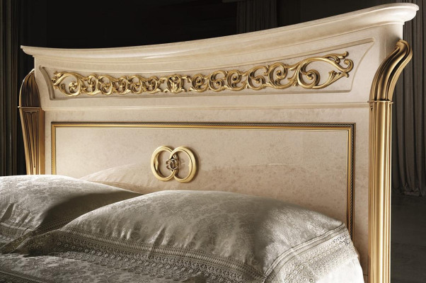 Juego de dormitorio de 3 piezas: cama, 2 mesitas de noche, consola. Camas dobles tapizadas para hotel.