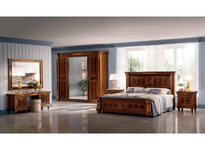 Clásica cama de madera de diseñador. Camas de lujo. Noble barroco rococó matrimonial.