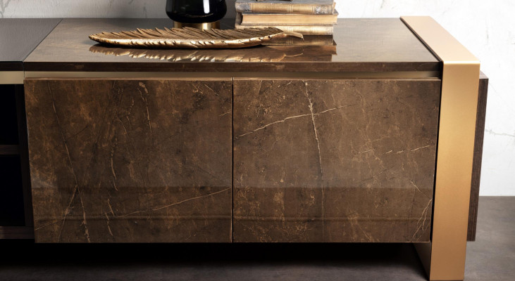 Armario de lujo diseñado para guardar ropa. Muebles brillantes de madera para el hogar, nuevos.