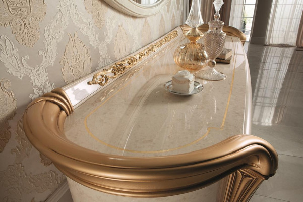 Diseño de muebles estilo barroco, cómoda, armario beige de lujo en madera, muebles italianos nuevos.