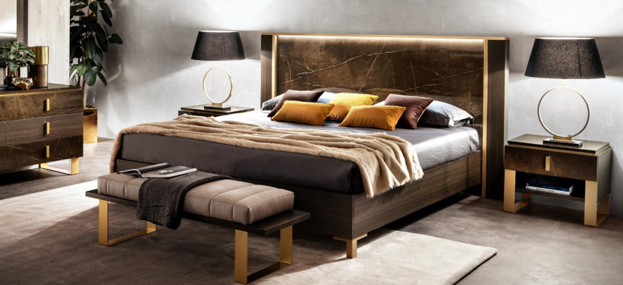 Cama tapizada clásica de madera para cama doble de 180x200cm, nuevo en habitaciones de hotel.
