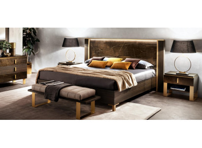 Cama tapizada clásica de madera para cama doble de 180x200cm, nuevo en habitaciones de hotel.