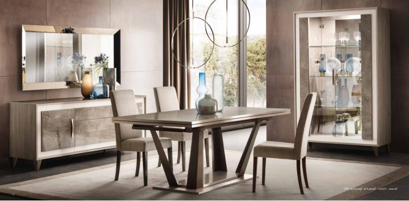 Muebles de estilo italiano. Sillón tapizado de una plaza. Silla con respaldo. Textil de habitación.