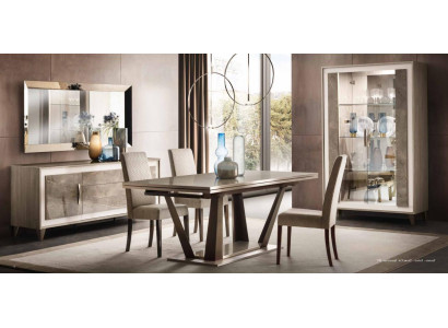 Muebles de estilo italiano. Sillón tapizado de una plaza. Silla con respaldo. Textil de habitación.