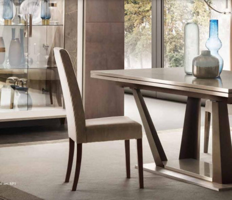 Muebles de estilo italiano. Sillón tapizado de una plaza. Silla con respaldo. Textil de habitación.