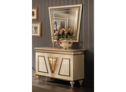 Clásica cómoda de estilo barroco antiguo tipo aparador de madera armario buffet