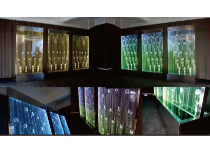Pared de agua moderna con iluminación LED.