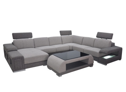 Sofá moderno de esquina en cuero con cojines y mesa integrada con puerto USB.