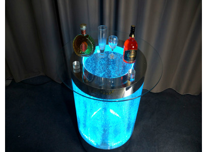 Barra LED de mesa para pared con estante de barra iluminado y mesa de centro.