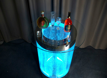 Barra LED de mesa para pared con estante de barra iluminado y mesa de centro.