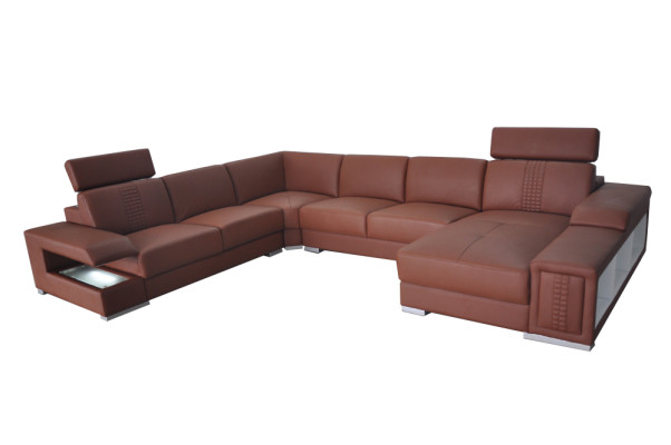 Ambiente de vida con un sofá de diseño en forma de U.