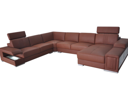 Ambiente de vida con un sofá de diseño en forma de U.