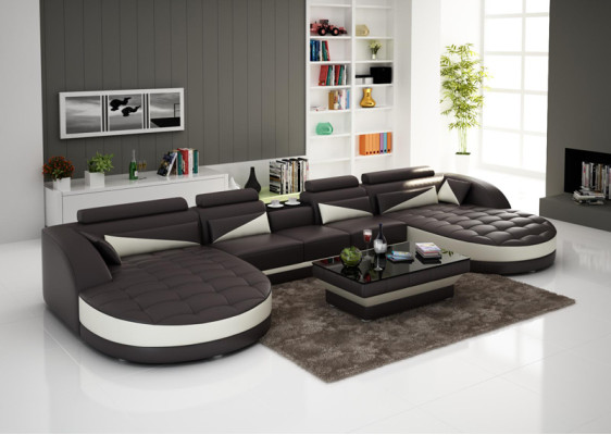 Moderno sofá seccional en forma de U para una sala de estar elegante.
