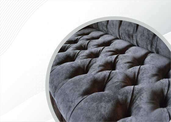 Chesterfield sofá tapizado de tres plazas en tela para la sala de estar.