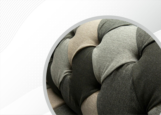 Chesterfield Sofá de 3 plazas multicolor tresiliat de tapicería textil.