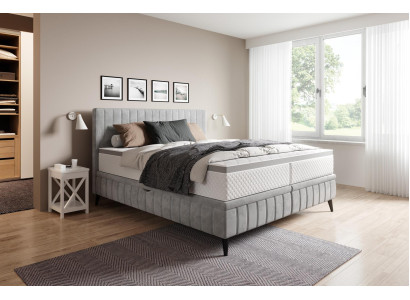 Habitación doble de madera con cama de 180x200cm. Cama clásica acolchada de lujo tipo boxspring.