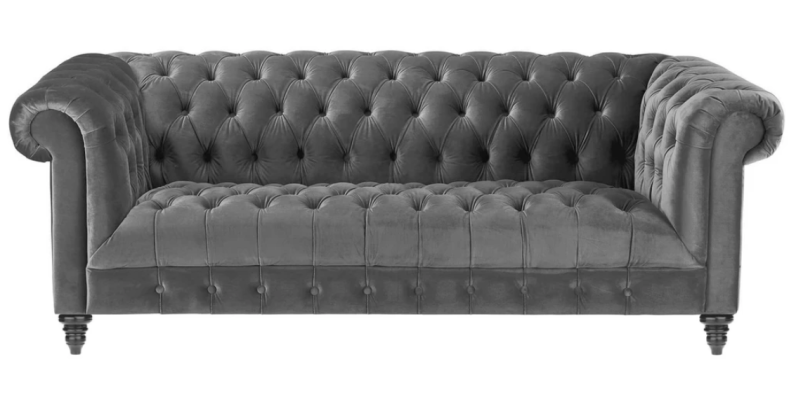 Sofás de tres plazas de diseño Chesterfield de tela gris.