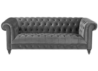 Sofás de tres plazas de diseño Chesterfield de tela gris.