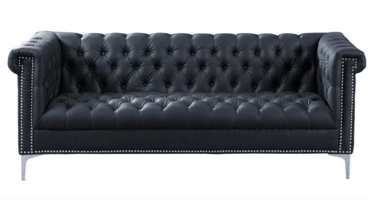 Sofá moderno de diseño Chesterfield de tres plazas de cuero en negro.