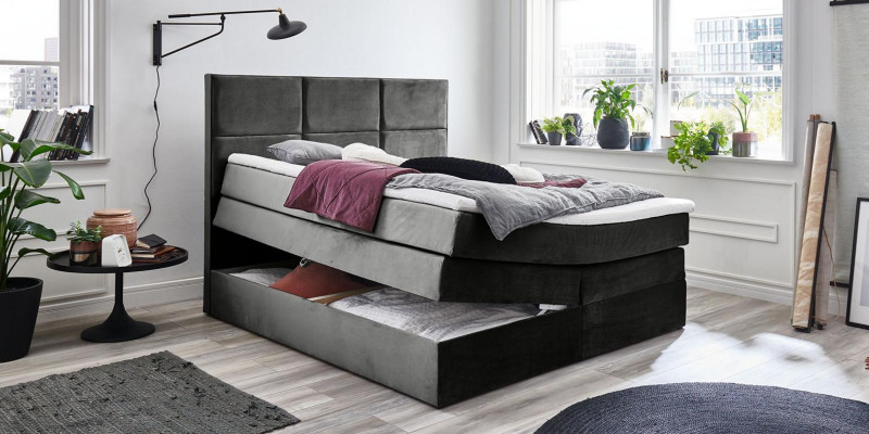 Habitación doble elegante en gris con muebles de madera y elegante tapizado de tela.