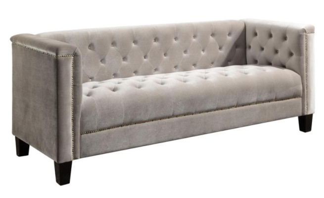 Sofá de diseño moderno Chesterfield de tres plazas en textil gris claro para la sala de estar.