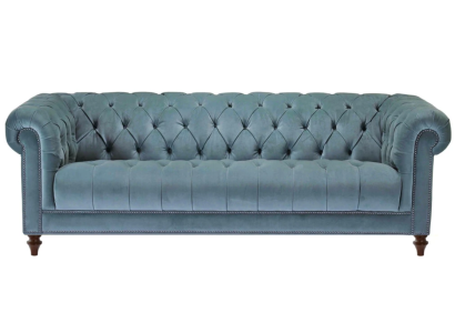 Chesterfield sofá tapizado en tela diseño Turquesa, Nuevo, para tres personas en la sala de estar.