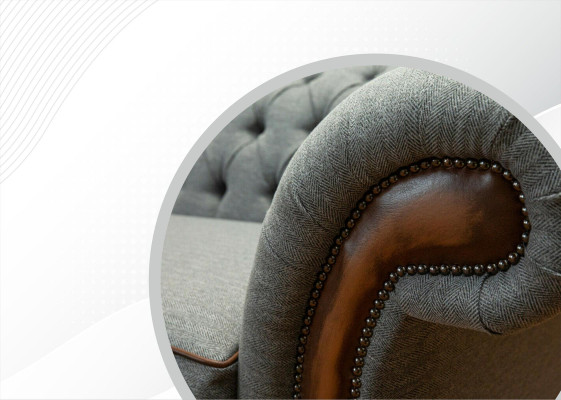 Gran sofá XXL de 4 plazas Chesterfield, juego de tapizado de cuero y textil gris.