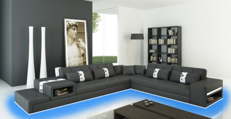 Moderna sensación de vivienda sofá esquinero en forma de L en gris oscuro con elegante tapizado de cuero sintético.