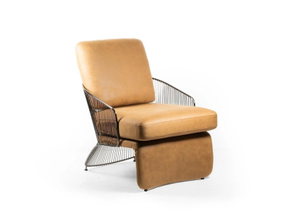 Sillón de diseñador marrón en cuero, muebles tapizados de lujo para la sala de estar.