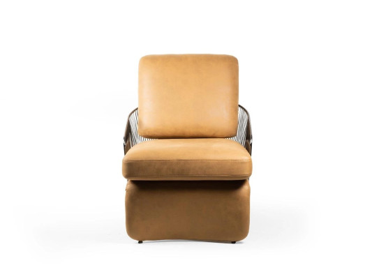 Sillón de diseñador marrón en cuero, muebles tapizados de lujo para la sala de estar.