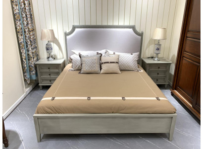 Set de dormitorio premium: cama y mesitas de noche de madera natural en gris.