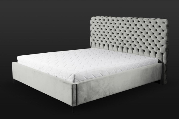 Cama Chesterfield gris. Diseño clásico de muebles de dormitorio. Tela elegante.