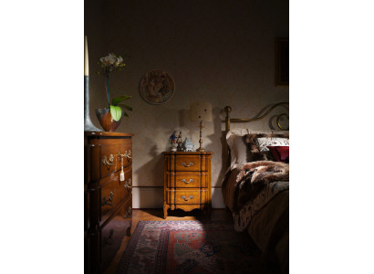 Dormitorio de lujo de madera con consolas nuevas de diseño para mesitas de noche.