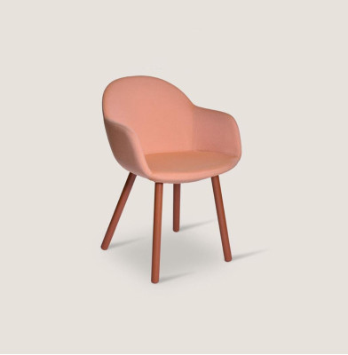 Silla tapizada de color naranja intenso con patas de madera. Sillas de diseñador muebles de comedor.
