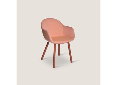 Silla tapizada de color naranja intenso con patas de madera. Sillas de diseñador muebles de comedor.