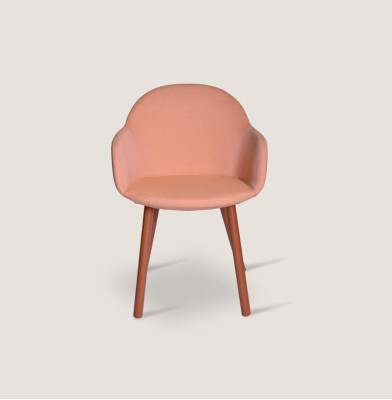 Silla tapizada de color naranja intenso con patas de madera. Sillas de diseñador muebles de comedor.