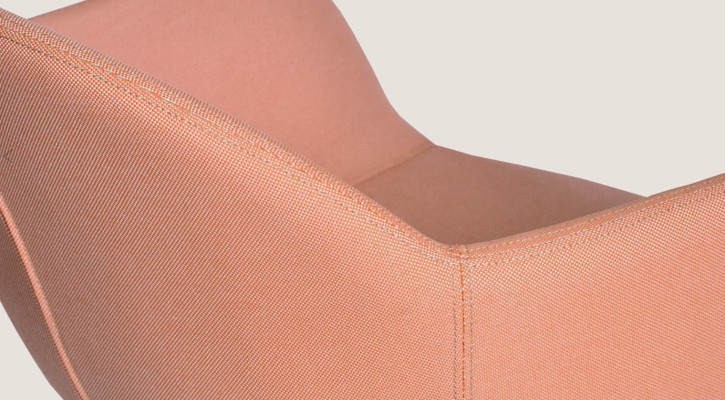 Silla tapizada de color naranja intenso con patas de madera. Sillas de diseñador muebles de comedor.