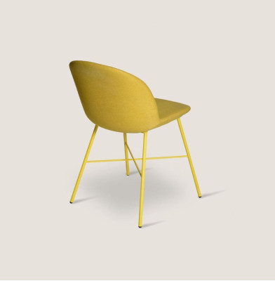 Silla amarilla de comedor de lujo con tela de diseñador.