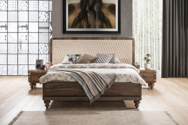 Conjunto de dormitorio clásico de lujo con cama marrón, mesitas de noche y tocador.