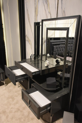 Negra tocador de maquillaje de lujo, consola de madera de diseñador, muebles de dormitorio.