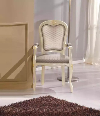Sillón de lujo con tapizado blanco y apoyabrazos para la sala de estar.