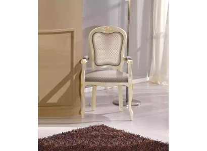 Sillón de lujo con tapizado blanco y apoyabrazos para la sala de estar.